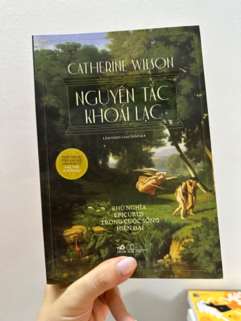 Sách đẹp. 
Nhưng lần này Tiki giao mình không có màng bọc seal của sách mà cuốn bằng nilon, mở ra thấy bị dơ ở cạnh mép sách. Với một người vô cùng thích sách mới như mình thì mình thấy rất buồn huhu. Hi vọng đội ngũ đóng gói có thể lưu ý chút để tránh đụng tay vào mép sách như vậy ạ.