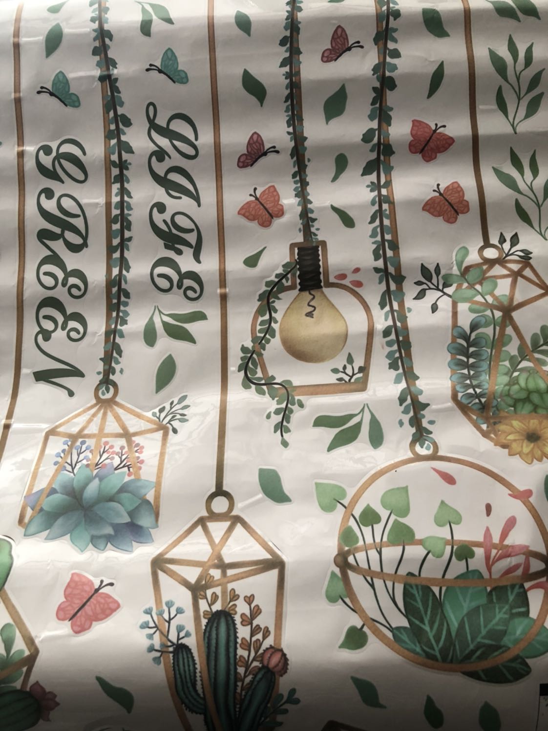 Hình như mẫu, màu không tươi sáng như mẫu