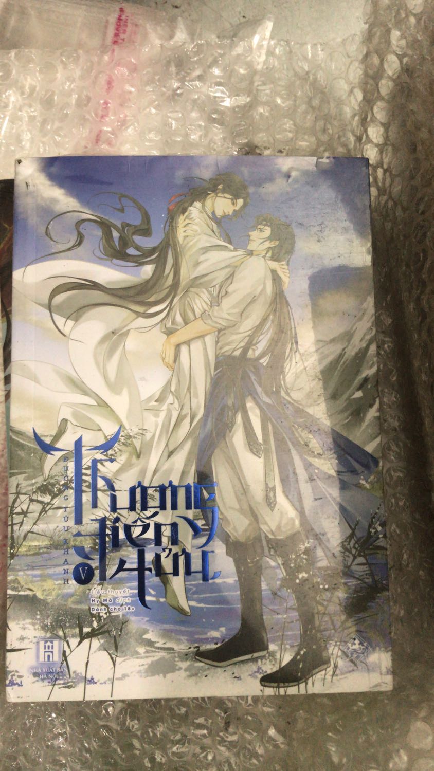 Bìa sách đẹp, giao hàng ổn và ko bị df