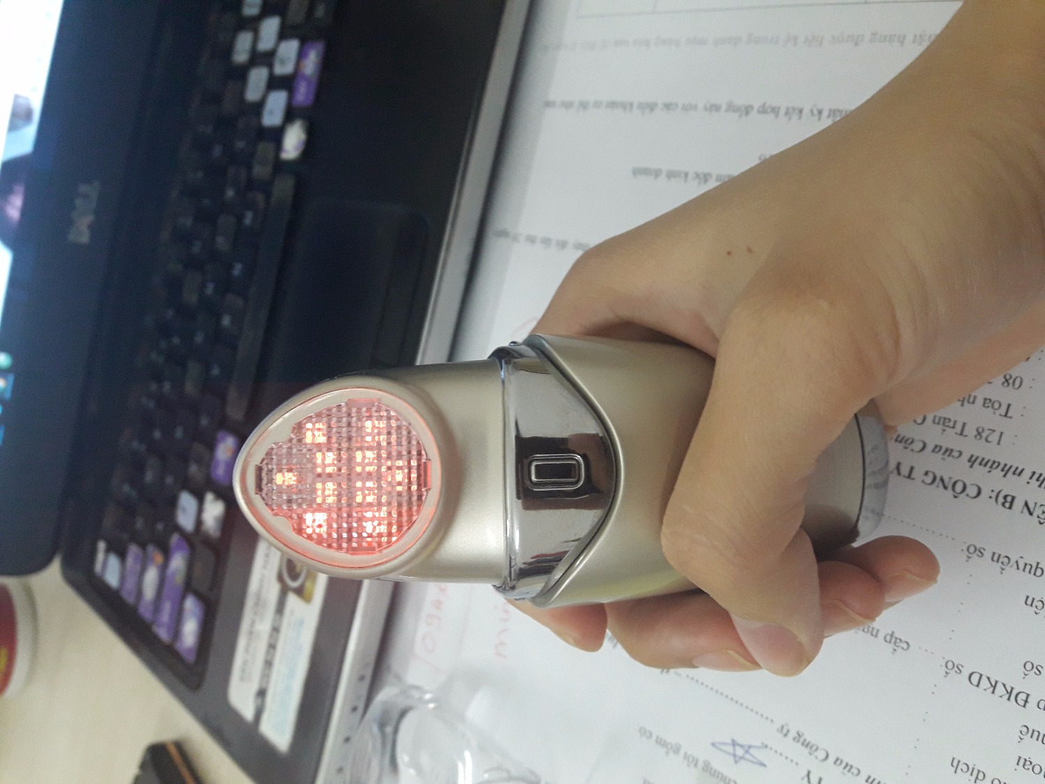 Tôi đã mua sản phẩm đợt giảm giá mừng sinh nhật Tiki vừa rồi. 
Sản phẩm đóng gói rất đẹp và chắc chắn, giao hàng nhanh. 
Hộp đựng sản phẩm Nhà sản xuất đóng gõi kĩ càng, và có bao nilon bọc từng chi tiết sản phẩm. 
Rất kĩ theo phong cách Nhật. 
Máy nhỏ vừa tay cầm, sử dụng cũng không khó, tôi đọc thật kĩ hướng dẫn sử dụng và làm theo thôi. 
Tuy nhiên, tôi nghĩ nếu bề mặt tiếp xúc với da mặt to hơn một chút thì hay hơn. 
Sử dụng kèm với các loại nước, lotion, tinh chất dưỡng da theo hướng dẫn của Nhà sản xuất. 
Cảm nhận thấy hiệu quả ngay lần sử dụng đầu tiên, da rất mướt và căng hơn. 
Không tốn quá nhiều thời gian, 10 phút cho mỗi lần sử dụng. 
Nói chung là rất thích sản phẩm này.