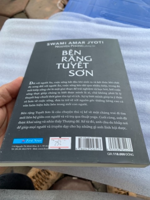 Sách bị bẩn, nhiều vết xước ở bìa trước và sau