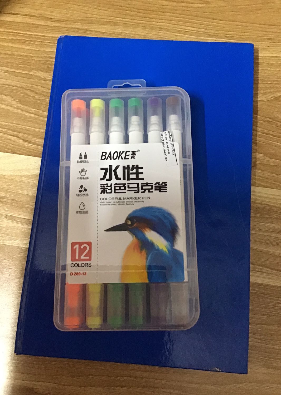 Màu khi giao đến thì rất ổn, k bị chảy mực. Tô màu rất êm, k bị lem mực ra trang sau dù giấy của mình rất mỏng.
