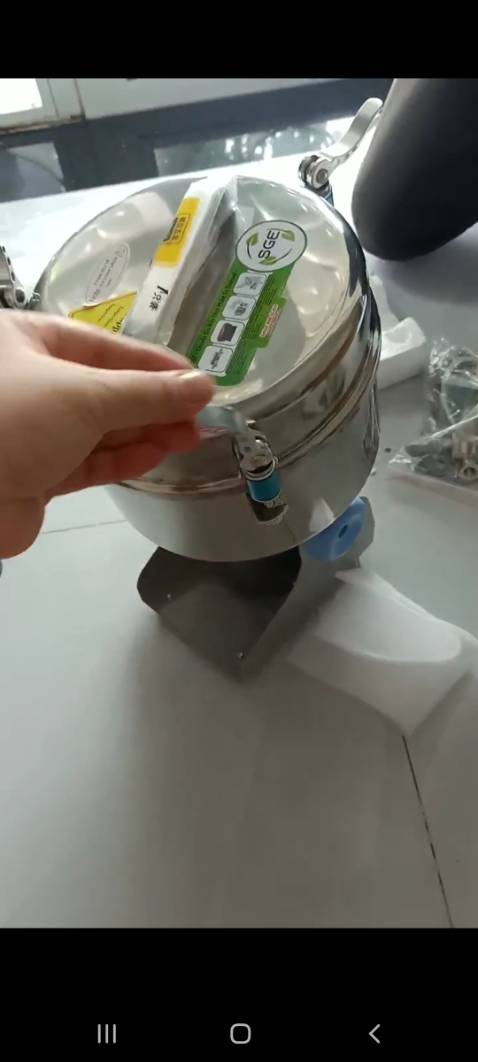 Giao hàng nhanh đúng như mô tả, máy khá chắc chắn. Nhưng nồi và thân máy hơi nghiêng chút không thẳng trục. Xay thử 1 phút thân nồi nóng do va đập mạnh. Linh kiện kèm theo đầy đủ. Khi bị hỏng có bảo hành cho người mua là ok.