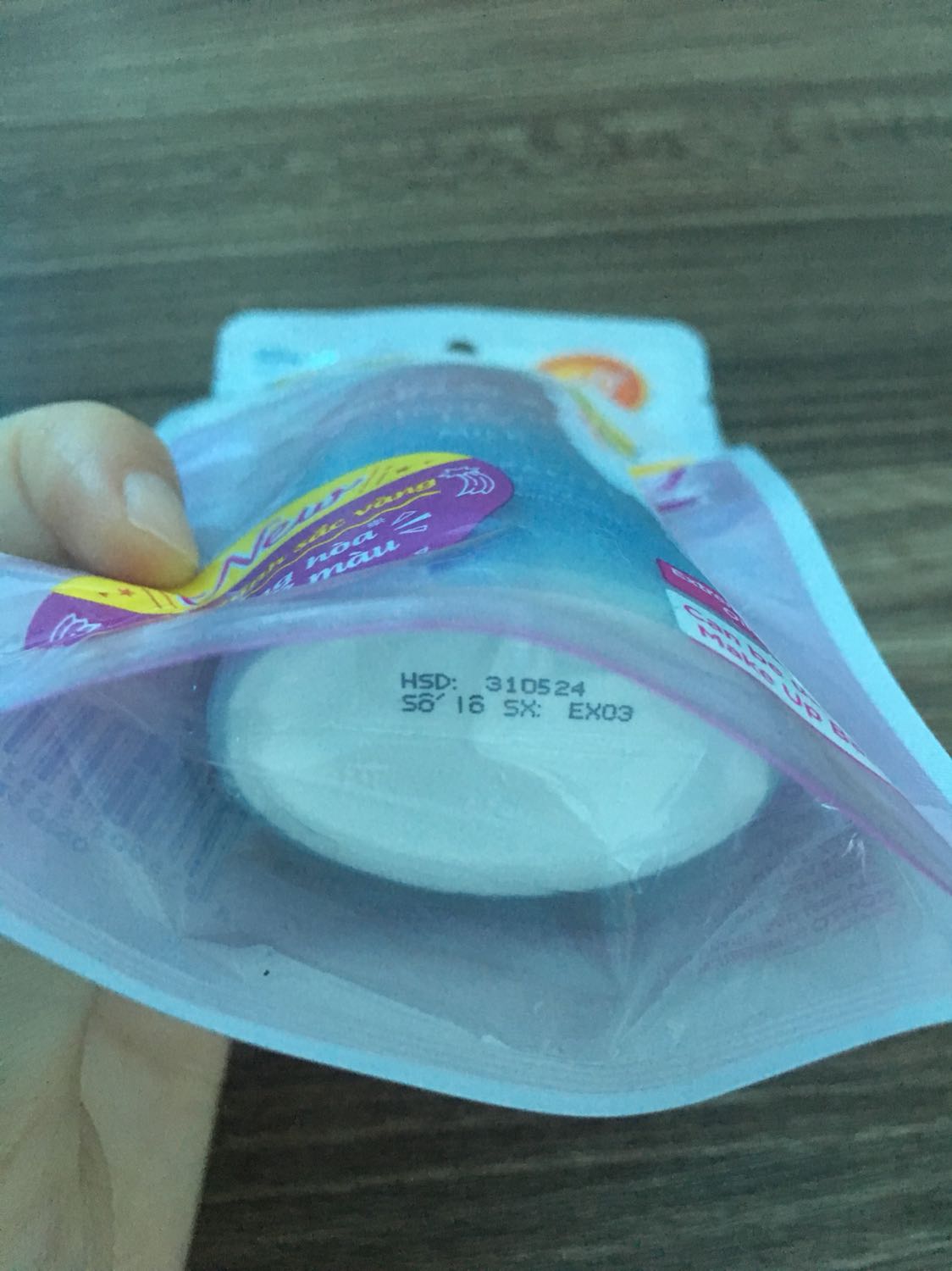 Giao hàng nhanh, đóng gói tốt, date xa nên yên tâm. Dạng sữa phải lắc đều trước khi sd, bôi lên tay thấy mát, nhanh thẩm thấu, có lên tone nhưng ko nhiều có lẽ do da tay mình trắng sẵn rồi. Mùi hơi nồng nhưng bay mùi nhanh hơn loại essence màu green mint. Bôi xong để lại trên da một lớp bột mịn mịn mỏng mỏng. Tổng quan thấy ok hi vọng bôi lên mặt ổn.