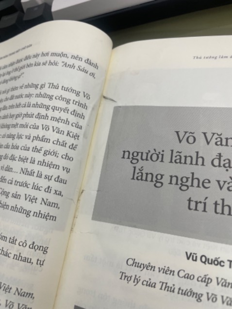Sách giao nhanh, đóng gói 2 3 lớp rất kỹ nhưng kẹp chặt quá làm quăn góc. Không biết lỗi nhà in hay bán sách giả mà sách bị đảo lộn mấy chục trang, trang 32 xong nhảy tới trang 49, xong trang 64 nhảy về trang 33, tới trang 48 lại nhảy tiếp tới trang 65. Bên trong các trang nhảy rất dơ như kiểu cắt ghép