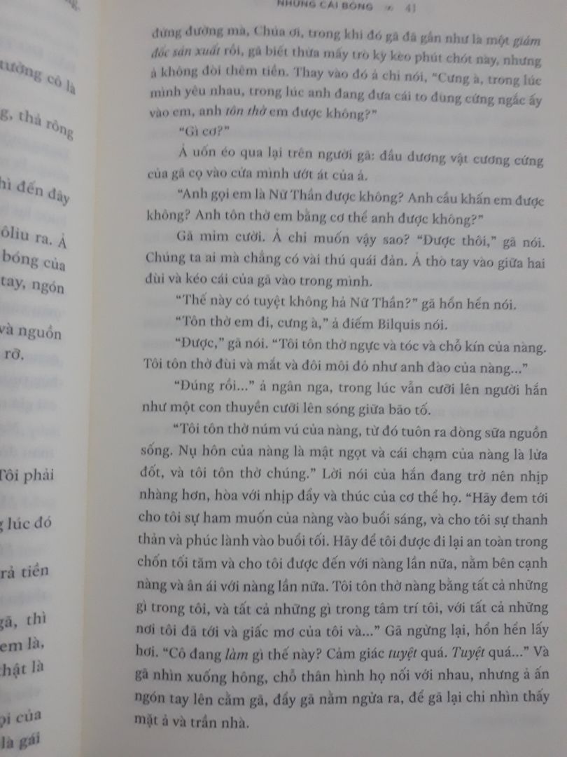 Tác phẩm hay được chuyển thể thành phim, xoay quanh cuộn chiến giữa old god và new god, Shadow đã dùng tính mạng để ngăn chặn trận này như thế nào và sự giúp sức shadow's wife Laura có thành công cùng với đó tìm ra ai cha của Shodow Loki hay Thor, xuyên suốt tác phẩm có những mẫu truyện hấp dẫn và lôi cuốn. sách được viết bởi NEIL GAIMAN.