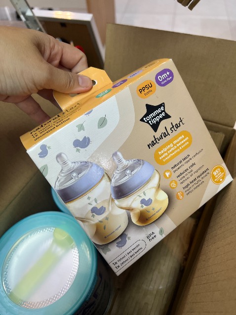 Mua để tặng. Bình sữa này nghe nói tốt. Tuy nhiên tiki nên chùi sạch bụi hẳn giao vì bụi đóng dày