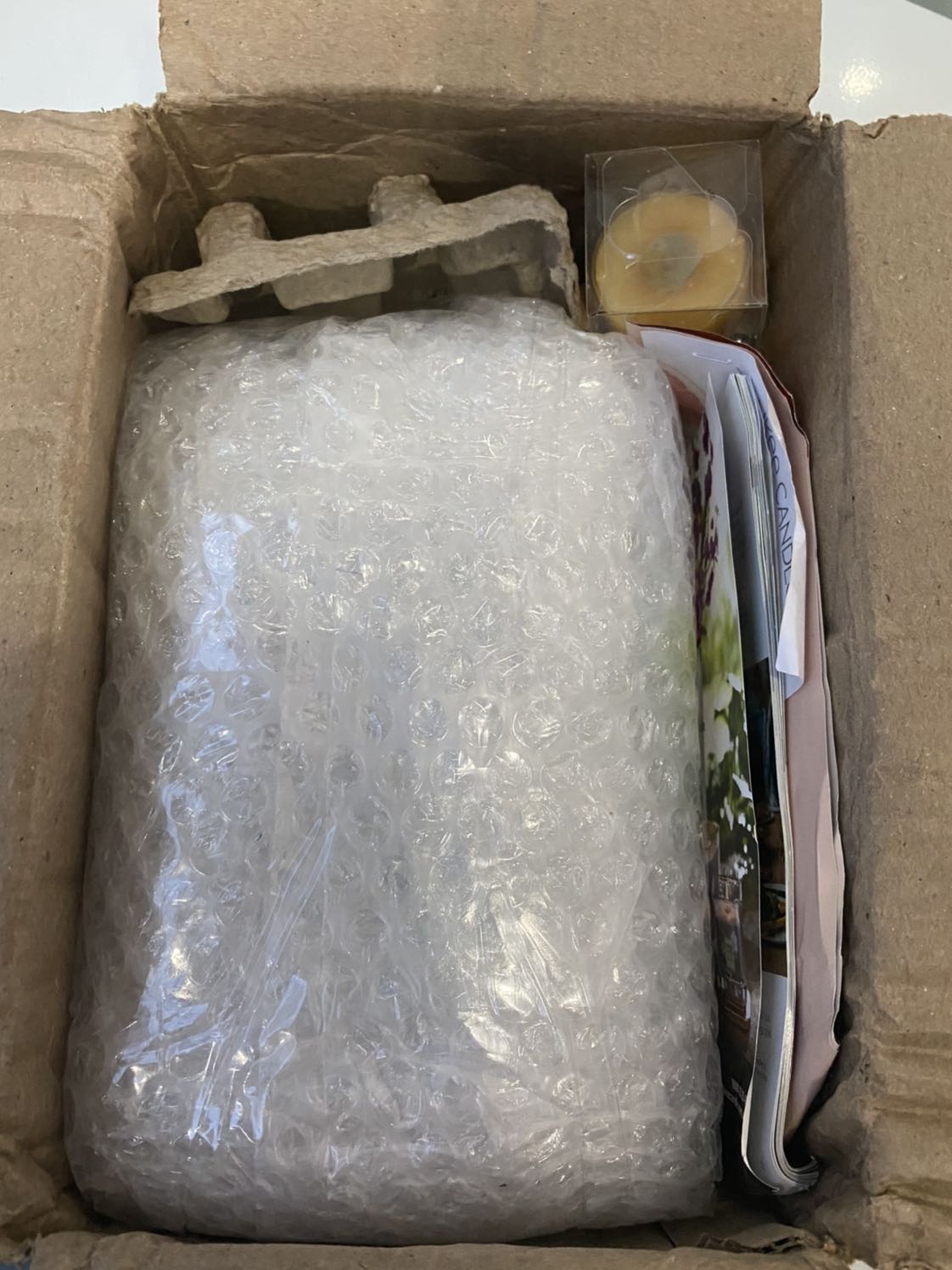 Mùi này mình ưng nhất trong tất cả các mùi, dịch nên giao hàng hơi nhậm nhưng hàng đến nơi sau gần 1 tháng lạc trôi là mừng hết lớn. Đóng gói cẩn thận. Mua deal được tặng thêm 1 nến nhưng nhỏ rí ri nha bà con ;)))