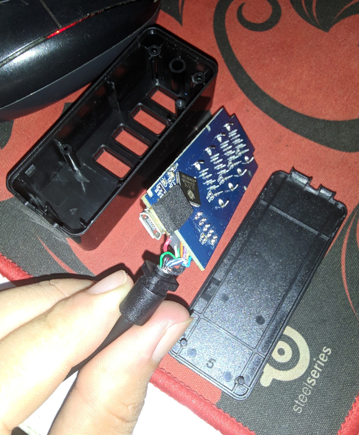 hub dùng rất tốt, đầu usb male có thêm 5 điểm tiếp xúc đúng chuẩn usb 3.0, dây cáp rất chắc chắn và dầy vì chuẩn usb 3.0 có thêm 4 dây nữa. Mình đã *** thử sản phẩm rồi, chạy tốt.
Sau khi *** xong mình cũng không ngại mổ bụng em nó (mình chấp nhận việc mất bảo hành vì giá em nó cũng không bao nhiêu =))) Bên trong là bản mạch PCB chất liệu tốt, gia công tốt, linh kiện dán nhìn khá xịn xò (không như những hub rẻ tiền sẽ chỉ có ít linh kiện). Bên trong dây cáp đều có bọc mass chống nhiễu khá tốt.
Điểm trừ duy nhất có lẽ là ở cái vỏ nhựa, mình tháo ra khá nhẹ tay nhưng vẫn bị gãy chốt (cảnh báo cho mấy bác có tính táy máy không làm theo nha hehe), nhưng không sao, đã mổ bụng thì phải chấp nhận thôi.
Tóm lại sản phẩm về mặt kĩ thuật dùng RẤT TỐT mà giá thì mình thấy RẤT MỀM.