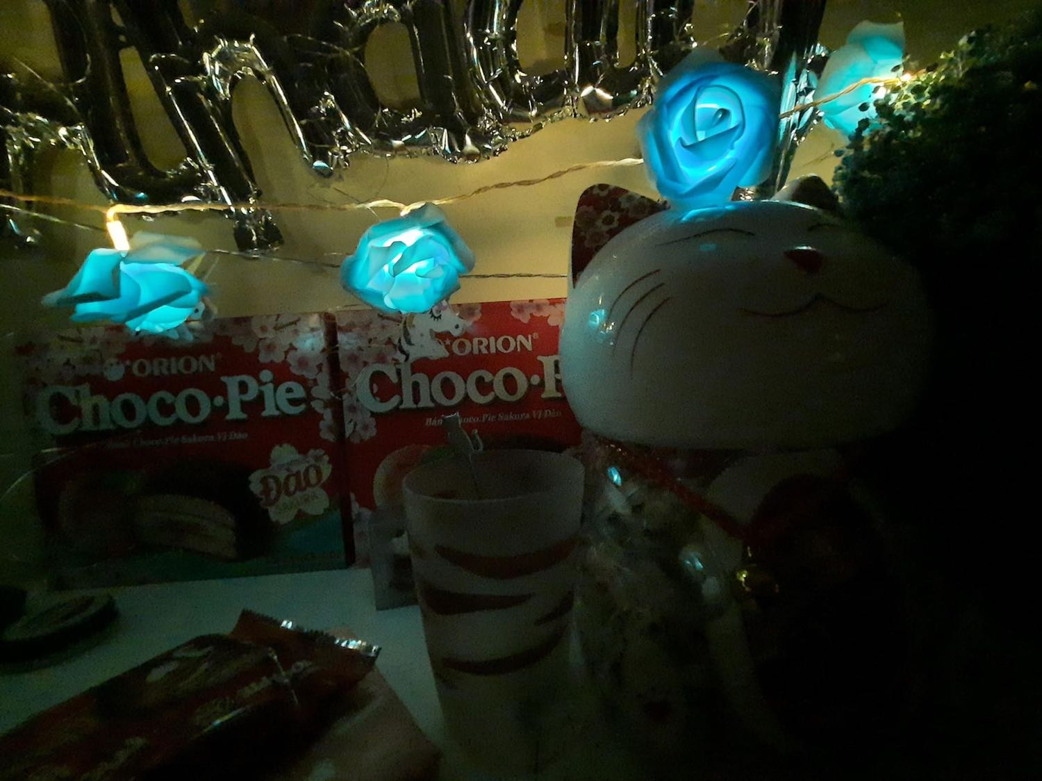 Màu xanh nhạt chứ ko đậm như trong hình nha
Giờ hàng khá nhanh mà họ pin lắm 
Mới dùng có 1 đêm là hết 1 cặp pin ? rồi