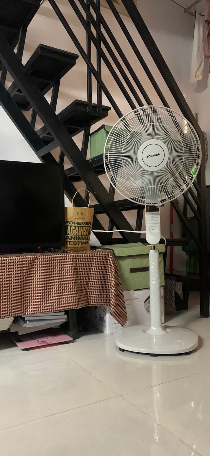 Chân đế có mẻ xíu không biết sau này có ảnh hưởng gì không. Đang giãn cách nhưng giao nhanh kinh khủng. Quạt đẹp tuy nhiên theo nhãn năng lượng thì không được tiết kiệm điện cho lắm 🤣