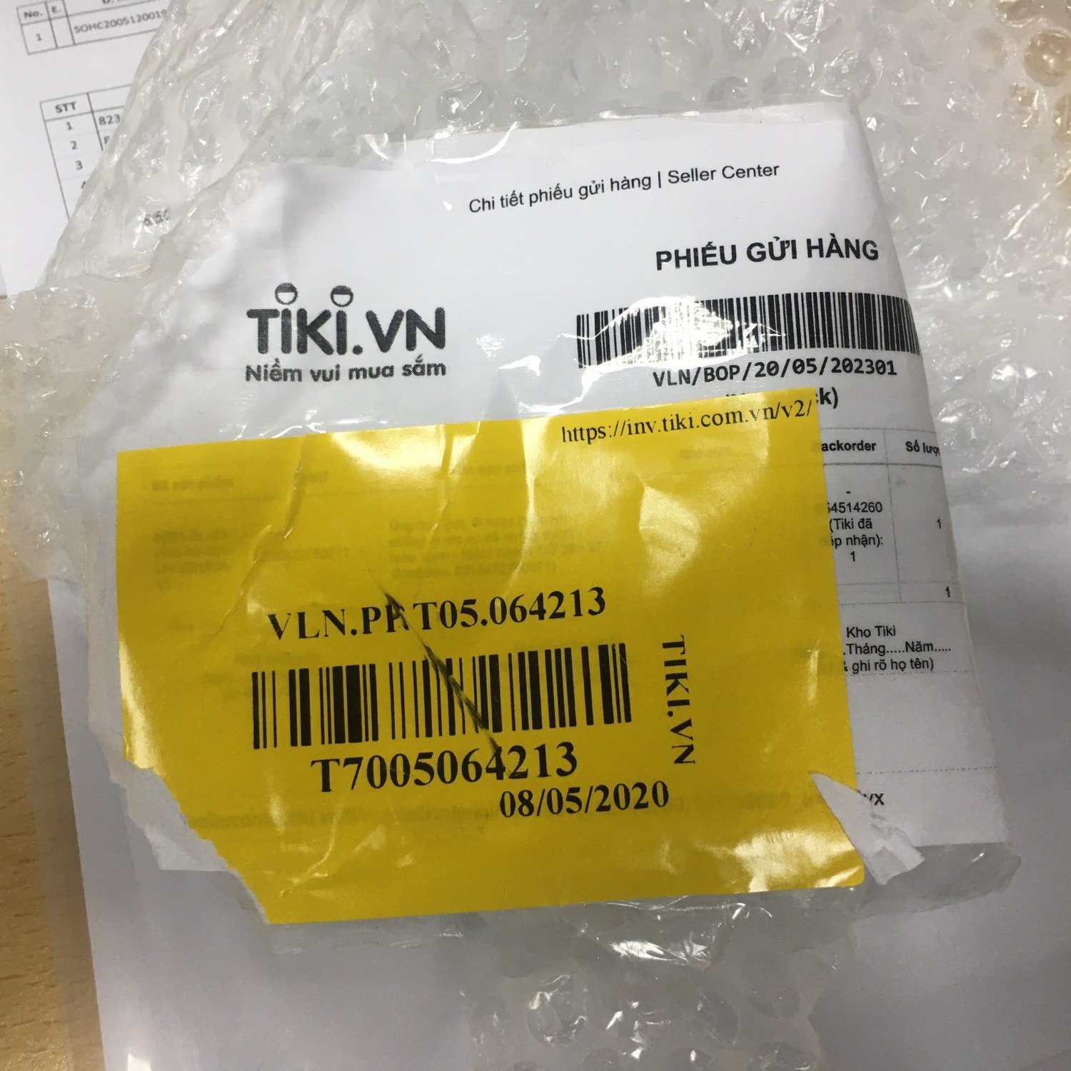 order size 36~37, nhưng nhận hàng tới size XXL
hàng này thấy label màu vàng, như thể hiện hàng trong kho tiki, label dán size, hay do pick up sai hàng
yêu cầu đổi hàng lại đúng size giúp mình