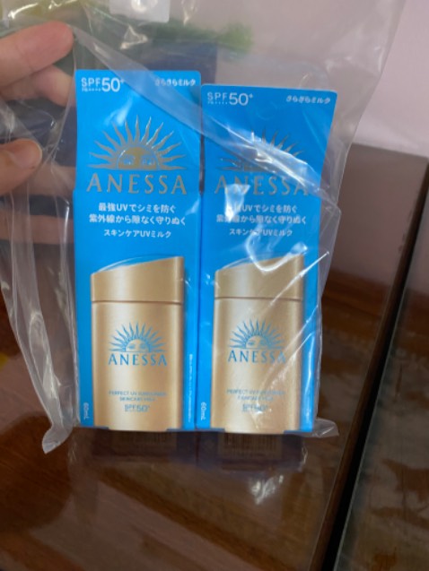 mua tiki trading nên yên tâm hành chính hãng, kem chống nắng Anessa là chân ái rồi thử qua nhiều dòng vẫn ưng e nay nhất. Chống nắng tốt, kem nâng tông nhẹ, thấm nhanh k bết dính. Đợt nay giảm giá lại đc quà tặng mn nên mua nhé
