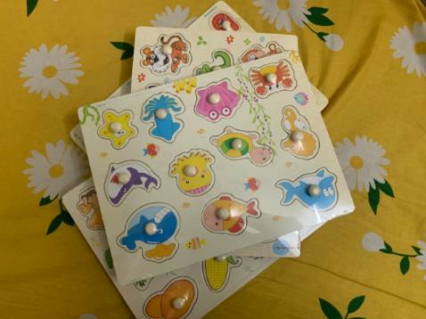 - Mình đã quay lại đây, mua 1 bộ cho chị hàng xóm bên cạnh.

- Hàng vẫn chất như lần đầu, đẹp, dày dặn, rất đáng tiền.

- Các hình có đường nét & màu sắc tươi sáng. Gỗ thuộc loại tốt hơn nhiều so với bộ mình mua từ gian hàng khác. ( dày và chắc chắn hơn rất nhiều )

- Đóng gói cẩn thận, đủ số lượng. Giao nhanh. Vote 5 Sao.