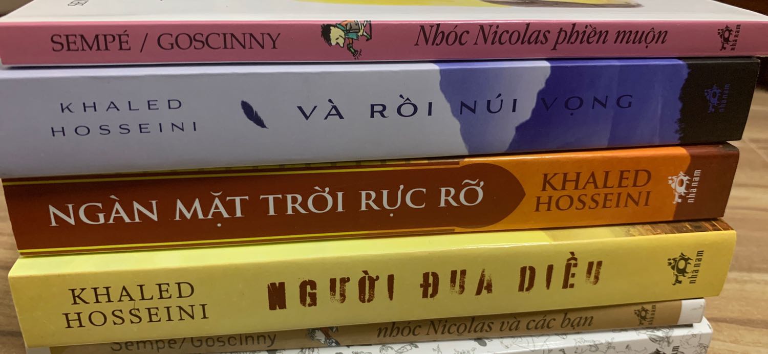 Có hàng sau 1 hôm, hộp xinh đẹp k móp méo, gáy nguyên vẹn 🥲 cảm thấy may mắn nhưng k may lắm vì một năm đóng họ cho Nhã nam quá nhiều mà chưa trúng cái GA nào 🥲 nội dung truyện chưa biết nhưng mng bảo k hay bằng 2 quyển còn lại của tác giả