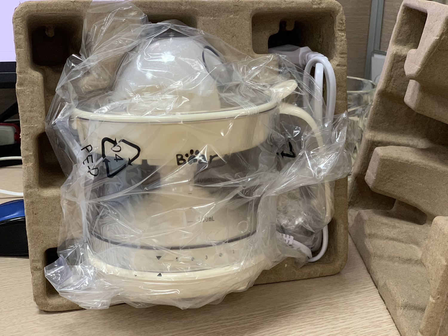 Động cơ chạy khá êm. Không bị bắn hạt ra ngoài khi vắt. Không cần giữ tay cầm khi dùng mà máy vẫn đứng chắc chắn. Khá xinh. Dễ vệ sinh.