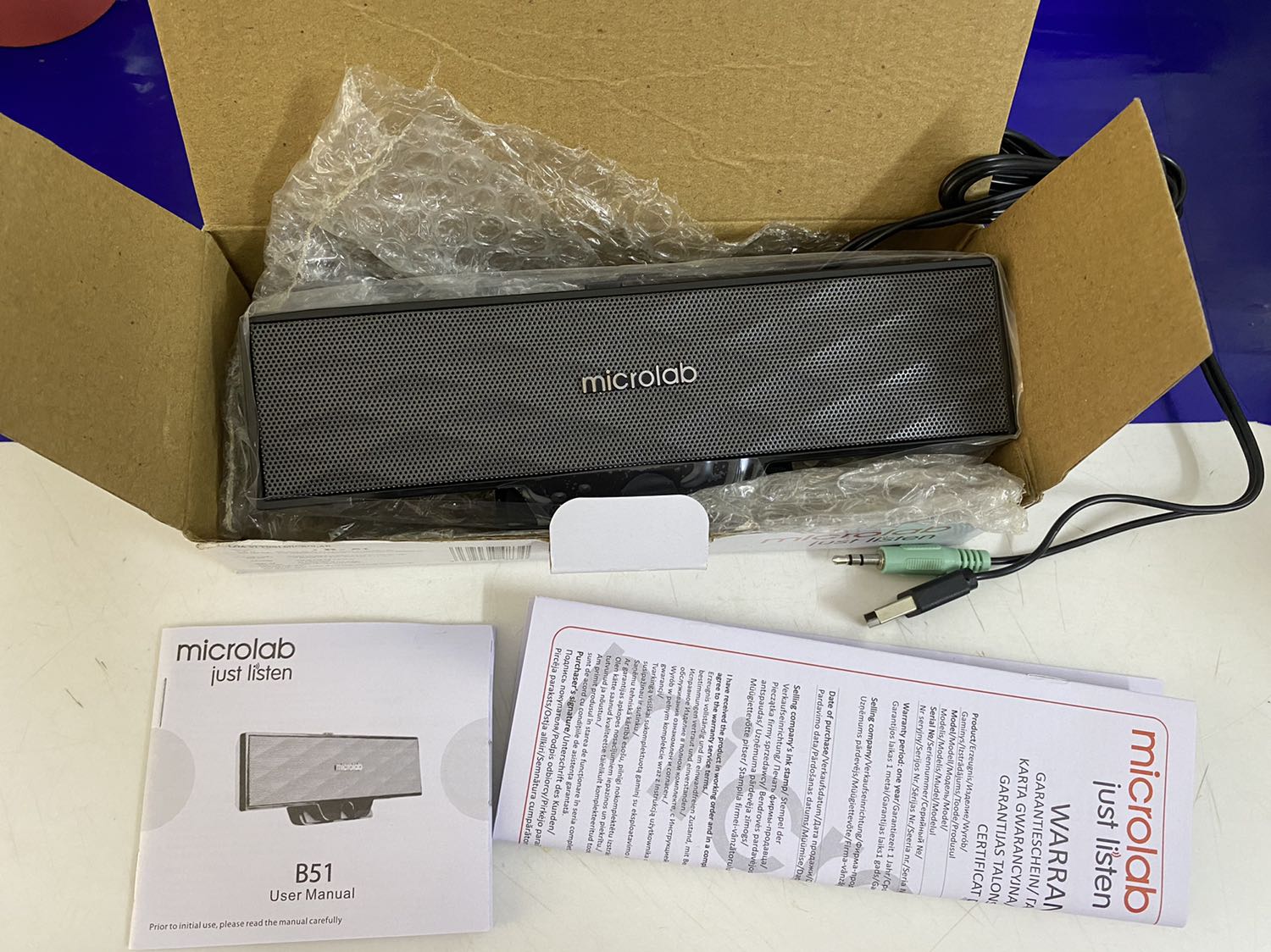 Giao nhanh. Đóng gói kỹ lưỡng, đầy đủ sách hướng dẫn. Âm thanh chỉ vừa đủ nghe. Thích hợp không gian nhỏ. Kích thước nhỏ gọn phù hợp rất dân văn phòng. Có kẹp để gắn vào cạnh của màn hình.