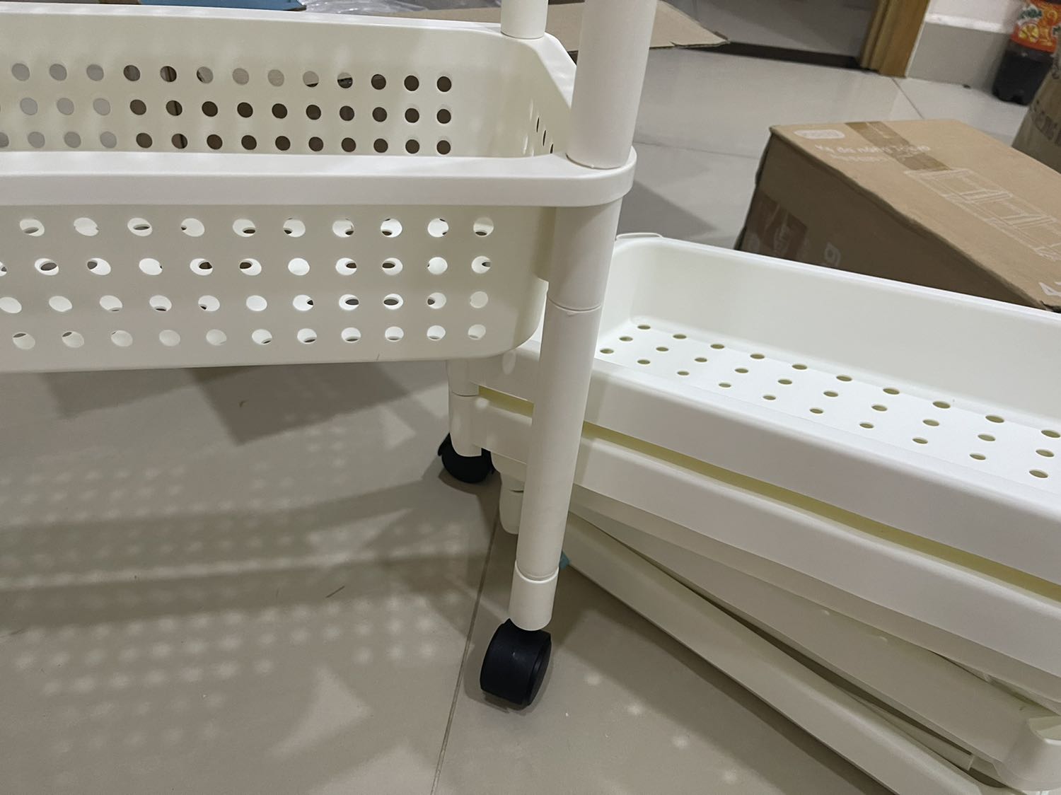 So sánh với nhựa từ các sản phẩm khác của shop thì sản phẩm này chất lượng nhựa không đẹp và dày bằng (có hình bên dưới để so sánh). Nhựa giòn, mình vặn mạnh tay để khớp thì vỡ; có cảm giác sản phẩm giữ thăng bằng không tốt, nếu để đồ nặng vào thì sẽ thăng bằng ổn hơn