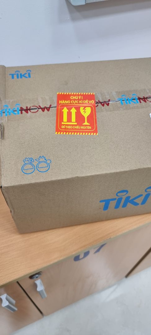 Sp đúng mô tả. Shop đóng gói sp kỹ, Tiki gh nhanh nhưng nv gh hơi ẩu, do gh buổi trưa 12h35 nên mình đi ăn trưa k mang theo đt, nv gh gọi k đc thì gửi ngay bv tòa nhà bên cạnh (k quen biết mình) và còn để ngay kệ ngoài cửa nơi có nhiều ng qua lại). may mà mình gọi lại cho nv gh mới biết mà chạy qua lấy và vẫn còn, chứ nếu có người đi ngang lượm đi luôn thì k biết kêu ai??? Vì đơn mình đã tt trước hơn 1,2trđ.