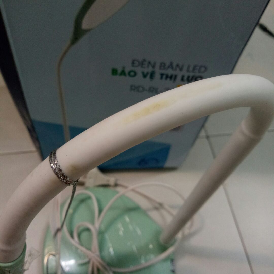 Hộp bị móp méo, đèn bị ố vàng.