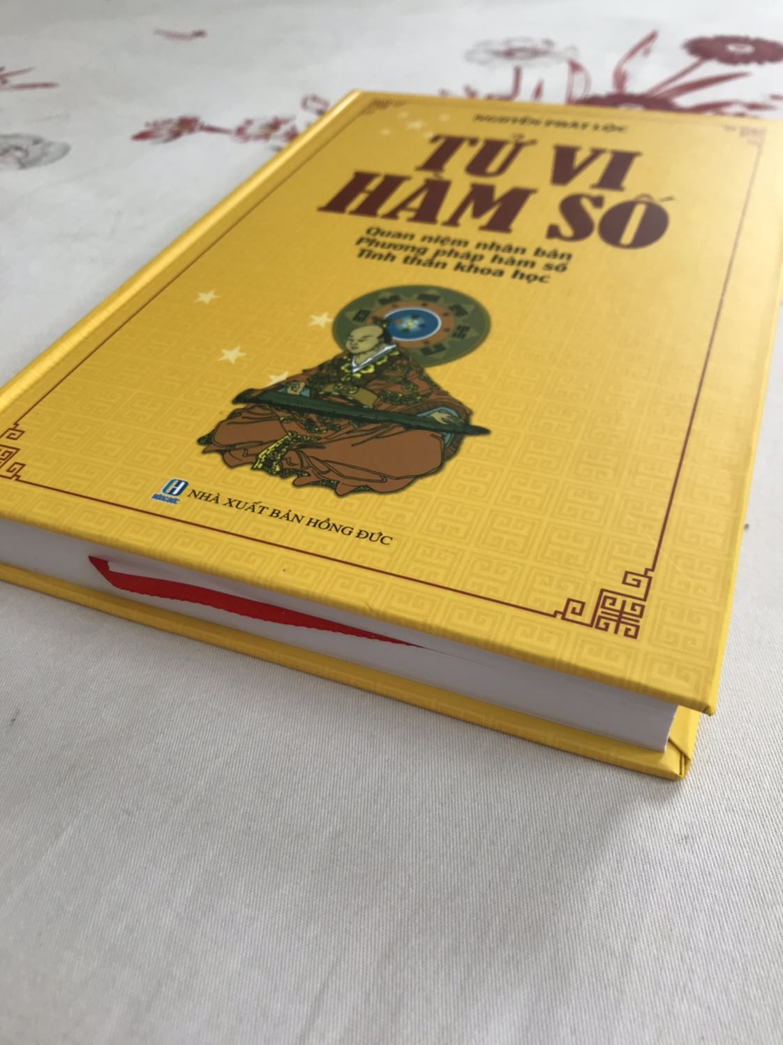 Sách mới đóng gói đẹp cẩn thận, font chữ dễ đọc, có điều giấy hơi mỏng chút xíu. Tuy nhiên có giảm giá nên hài lòng với sản phẩm.