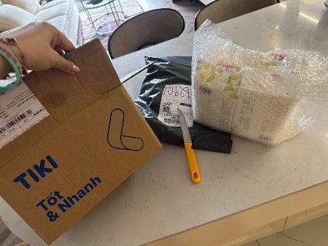 Mình mua đơn hàng 4 combo ( 1 combo 12 gói ) mua 4 combo thanh toán 1,356,000 mà sao mình nhận chỉ có 1 thùng và 4 gói như vầy 
- kiểm tra và trả lời mình gấp