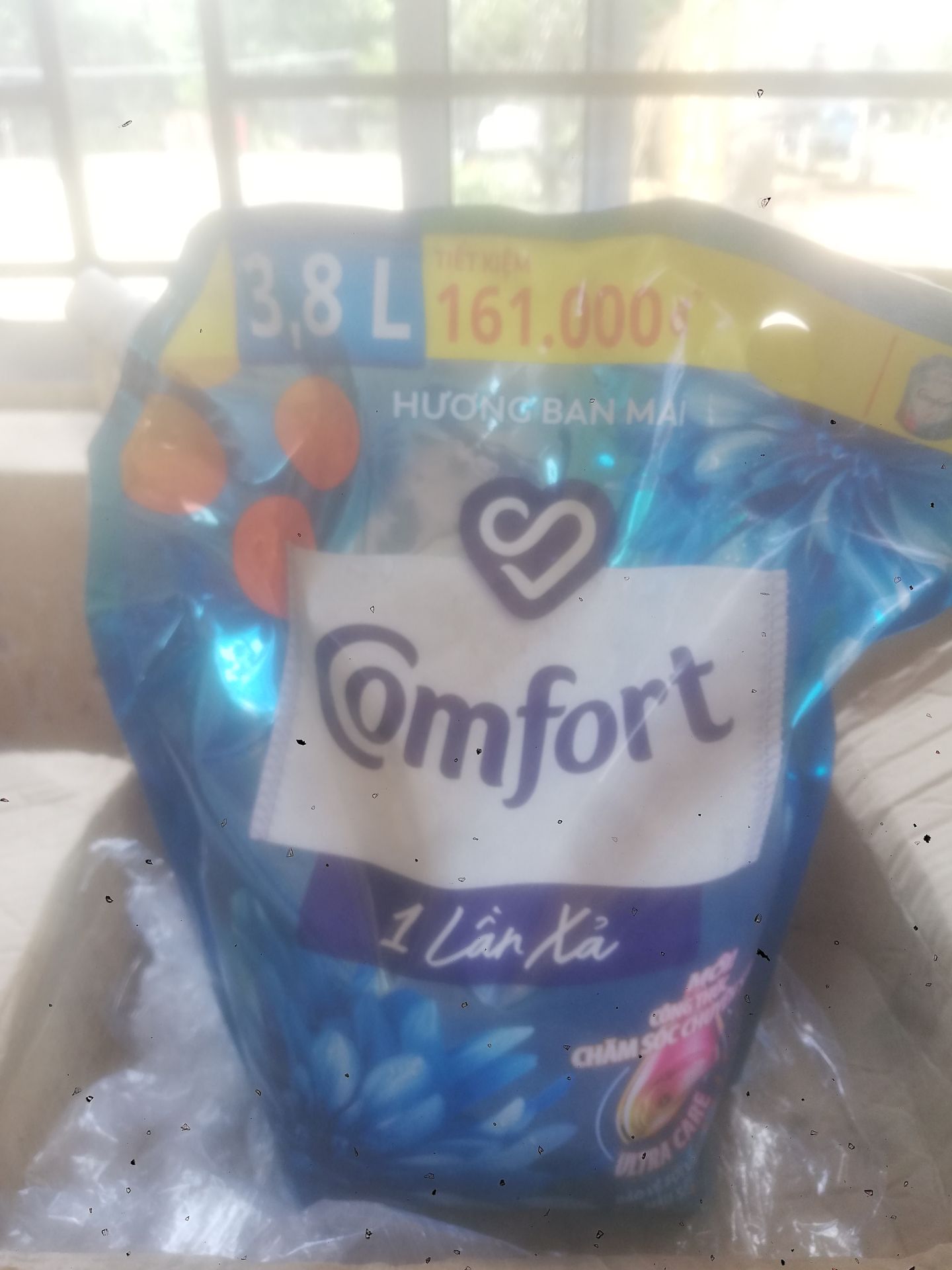 Đợi khá lâu cuối cùng hàng cũng về. Comfort hương ban mai mùi khá dễ chịu, giữ hương lâu. Mình mua đợt sale 3.8L áp hết mã còn 161k còn tặng kèm quà. Hàng mới sản xuất tháng 6, rất hài lòng. Sẽ ủng hộ tiki lâu dài