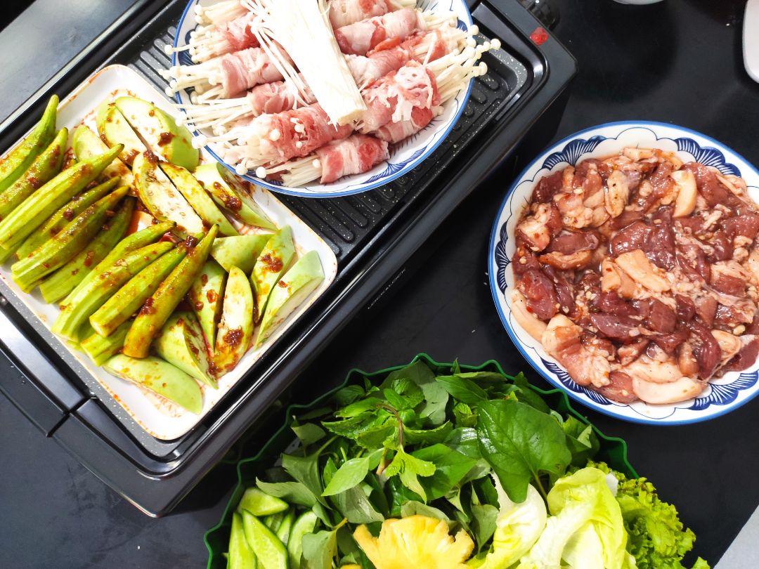 mới nhận dc hôm trc là hôm sau bày ra nướng thịt ăn liền ?
do nhà Mẹ mình đã xài qua bếp nướng này rồi nên mình thấy thích và quyết định mua.Gặp trúng đang mùa dịch k dc đi đâu nên dứt liền,ngồi nhà mà tưởng đang ngoài hàng k đấy.Nhà nào chưa có ẻm thì sắm ngay 1 bé đi ạ,nướng khỏe ru,nhanh ,đặc biệt là k có khói nên mình càng thích .
rất nhanh để có 1 bữa tiệc BBQ thế này nha ❤