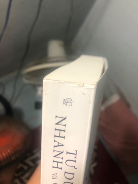 sách bị móp các góc, dính keo mặt bìa, mặt bìa dính dơ, seal sách bị rách có như ko có, tưởng đang mua đồ cũ.