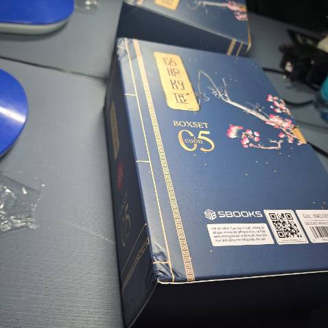 Sách bị dập góc như bên cửa hàng bảo quản không tốt