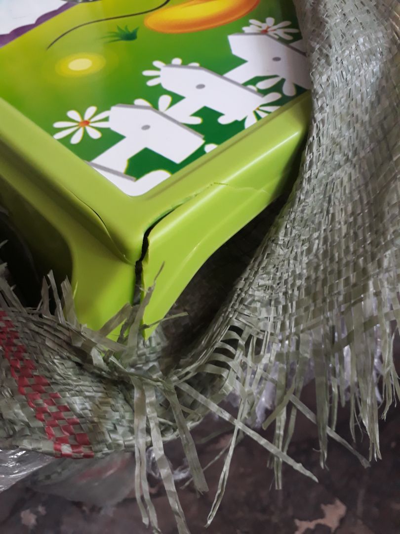 Sản phẩm không đúng mẫu đã mua và khi nhận hàng thì hàng bị vỡ. Cần đổi sản phẩm Sản phẩm không đúng mẫu đã mua và khi nhận hàng thì hàng bị vỡ. Cần đổi sản phẩm