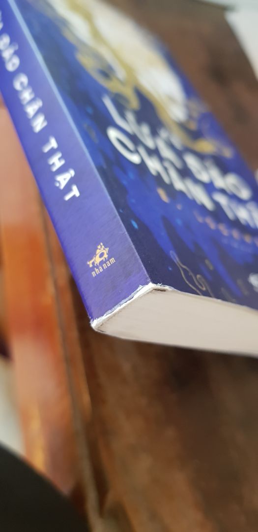 Jule thích là trung tâm của câu chuyện nhưng lại không thích là chính mình ...
Quyển sách khiến mình phân vân nhiều nhất khi mua, nhưng nội dung lại lôi cuốn vượt ngoài mong đợi. Điều khiến mình thất vọng duy nhất là sách không còn được mới nữa :< but it doesn't matter that much :