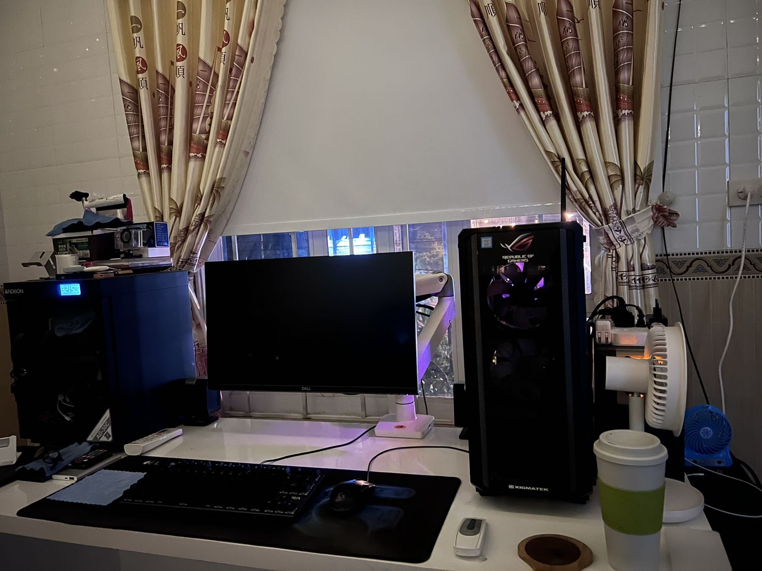 Sản phẩm tốt, treo màn 24 inch cực kì chắc chắn không rung lắc, mầu trắng sang. Tuy nhiên shop giao hàng còn hơi lỗi tí sơn, nhưng không sao, dùng thích quá