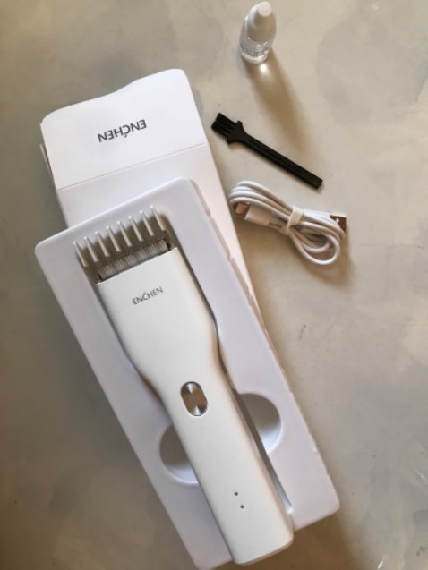 Vừa mua về hớt tóc liền, máy ok chạy êm và còn có nhiều cấp nật khác nhau để hớt dài ngắn tuỳ mình nữa. Gút!