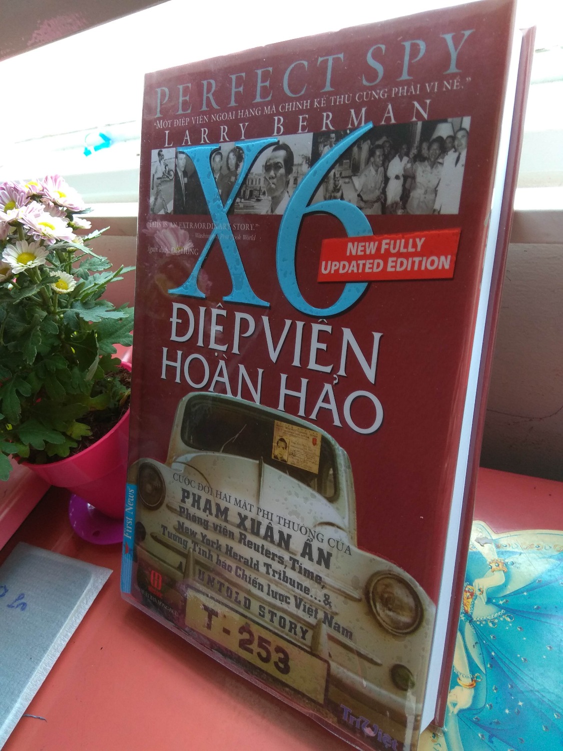 Cuốn sách không thể thiếu cho những ai yêu thích lịch sử nước nhà nói riêng và lịch sử nói chung.
Cuốn sách hấp dẫn lôi cuốn từ những trang đầu.
Không thể diễn tả được sự khâm phục của mình khi đọc từng trang sách nói về bác Ẩn, một người thầm lặng đóng góp rất lớn trong chiến tranh Việt Nam.
Rất đáng xem.