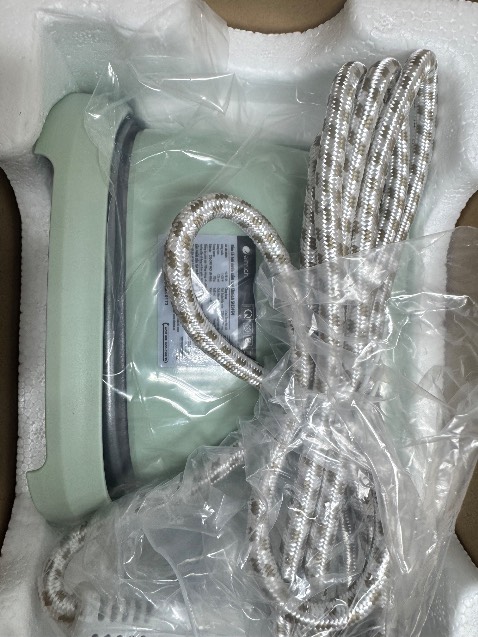 Ủi thẳng nha, lại nhỏ gọn nhẹ. Đi công tác hay du lịch khá tiện. Mua Tiki đc giá sale tốt xỉu.