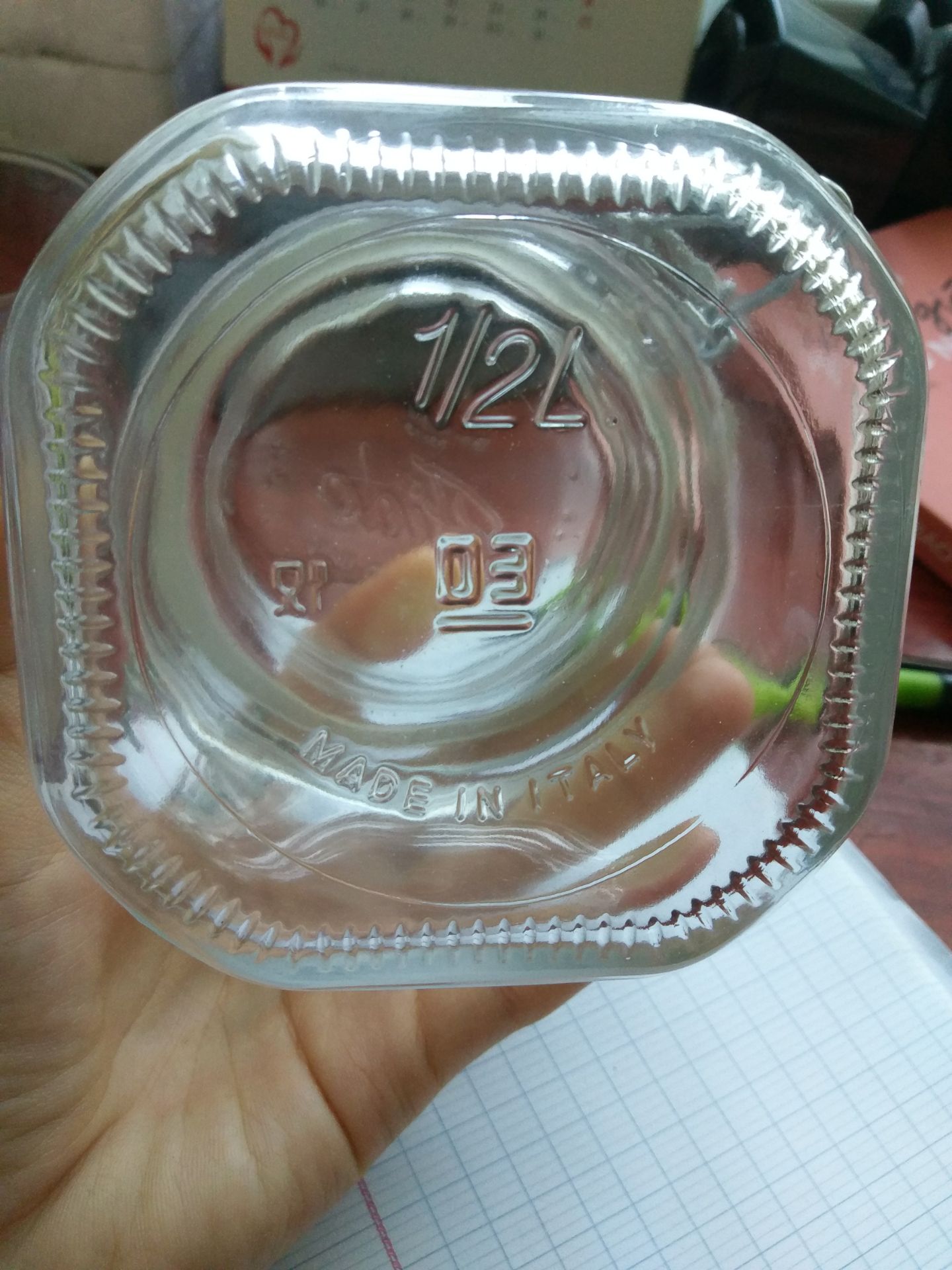 Hũ thủy tinh FIDO này rất đẹp; tên của nhãn hiệu, xuất xứ và dung tích được in đầy đủ, rõ ràng trên hũ luôn.

Khóa nắp màu bạc còn mới ko bị hoen gỉ gì hết.

Vỏ hũ dùng tay cảm nhận thì rất dày dặn và chắc chắn.

Mình sẽ mua tiếp các hũ size khác của FIDO. HÌ HÌ
Mình mua cùng lúc với hũ của L&L thì mjh ưng bạn FIDO này hơn nhiều.