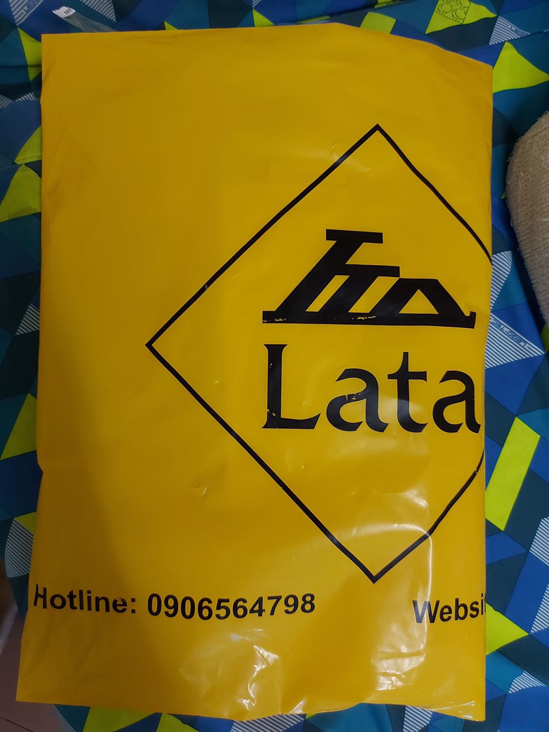 Mình đặt sl 3 đơn ghi 3 thanh toán tiền xong khi mở gói hàng mới biết shop giao chỉ có 1 cái, nhắn nhờ shop kiểm tra nhưng mình vẫn chưa nhận được câu trả lời,bạn mình đã gọi nhờ tiki hỗ trợ, vì mình nhắn mà shop không rep nên mình quyết định không chờ nữa mình đánh giá luôn, mong shop giải quyết sớm giúp mình