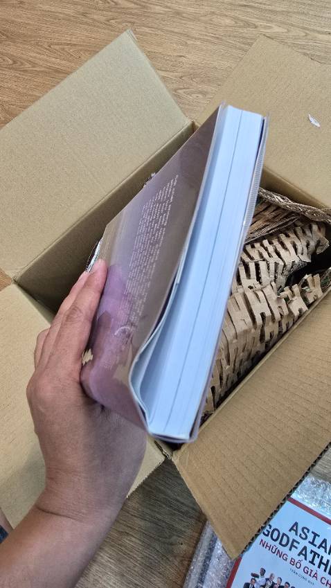 Đóng gói hàng cực tệ. Sách là thứ khác biệt với những đồ còn lại !!!