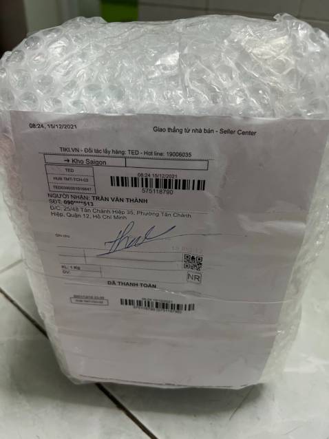 Ngoại quan: Sản phẩm có ngoại quan tương đối giống với mô tả, sản phẩm chính hãng, có đầy đủ phụ kiện, sách hướng dẫn và phiếu bảo hành bằng tiếng Việt.
Xuất xứ: Thương hiệu Lock&Lock của Hàn Xẻng. 
Sản xuất: Tại China anh hùng. 
Chất lượng: Máy vắt cam làm bằng nhựa cứng, máy vận hành ổn bằng điện, màu trắng xanh, chưa vắt cam nên chưa biết máy vắt có kiệt nước cam hay không, sẽ phản hồi kỹ hơn sau khi đã sử dụng máy.
Đóng gói: Sản phẩm được đóng gói chống sốc, va đập rất tốt. 
Thời gian giao hàng: Đặt hàng vào lúc 00:14 ngày 15/12/2021 - nhận hàng vào lúc 11:26 17/12/2021, thời gian giao hàng ổn.
Thái độ nhân viên giao hàng: Nhân viên chủ động giao hàng đến tận nhà, sau khi giao hàng cho người nhà của tôi thì đã gọi và xác nhận với tôi đã giao hàng thành công cho người nhà tôi, thái độ phục vụ tốt. 
Giá sản phẩm: Mua hàng canh lúc sales với giá 224k, miễn phí ship. 
Tổng quan: Sản phẩm phù hợp với những ai muốn sử dụng hàng chính hãng với một giá tiền và chất lượng sản phẩm tương đối. Bên cạnh đó, thời gian và dịch vụ giao hàng ổn. Cảm ơn mọi người đã đọc.