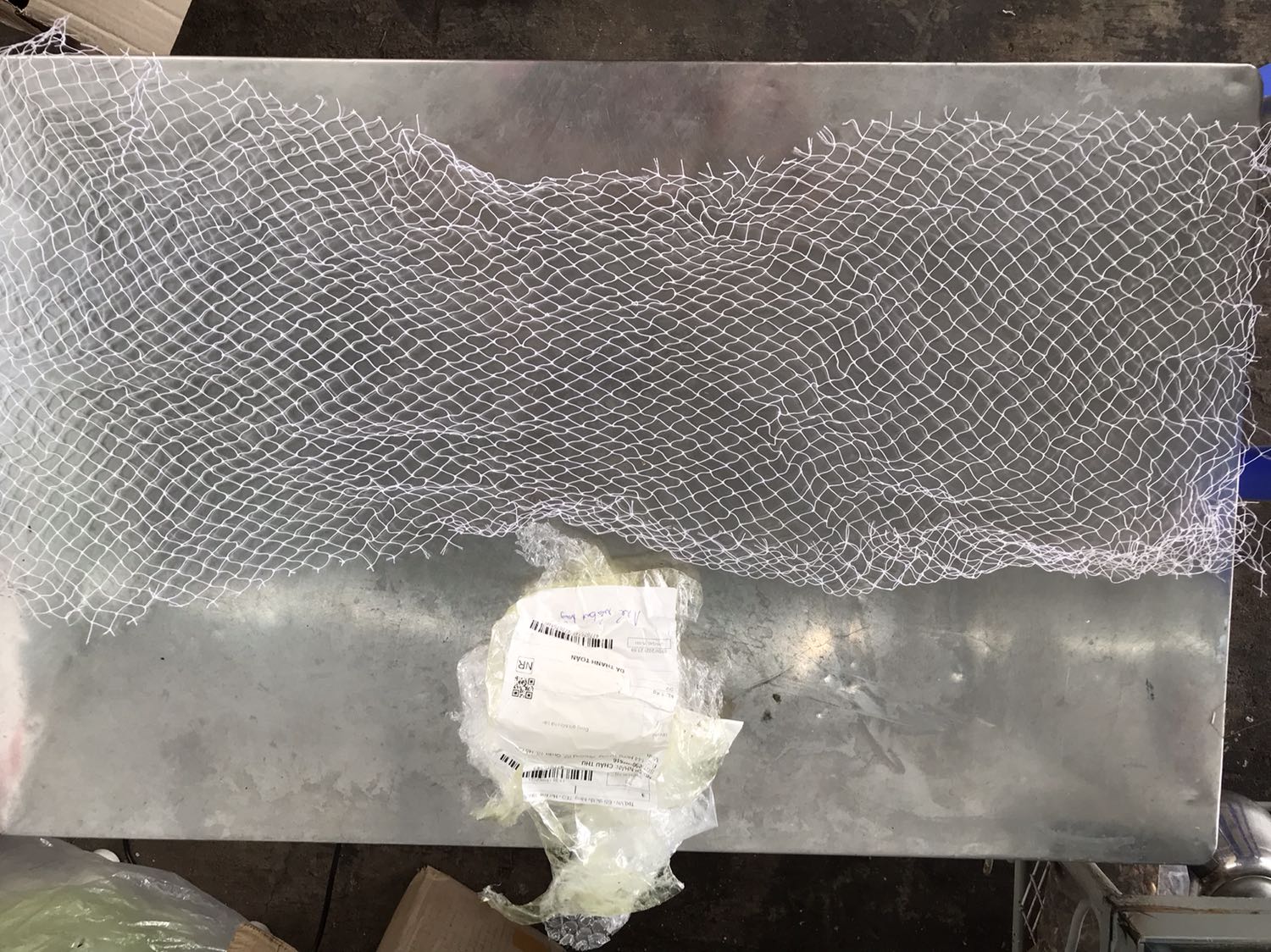 Mỏng manh, ngắn ngủn
Không như hình đăng