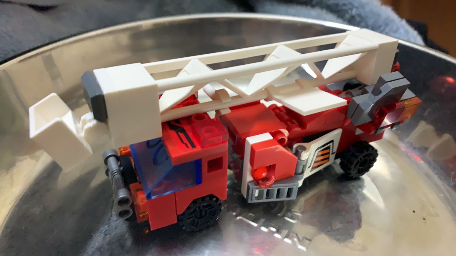 Đồ chơi bao ngon bổ rẻ trong tầm giá này luôn các bố các mẹ ơi. Bé nhà mình thích mê. Mình còn thích huống chi. Ráp 6 xe nhỏ hoặc ráp lại thành 1 robot lớn cũng được