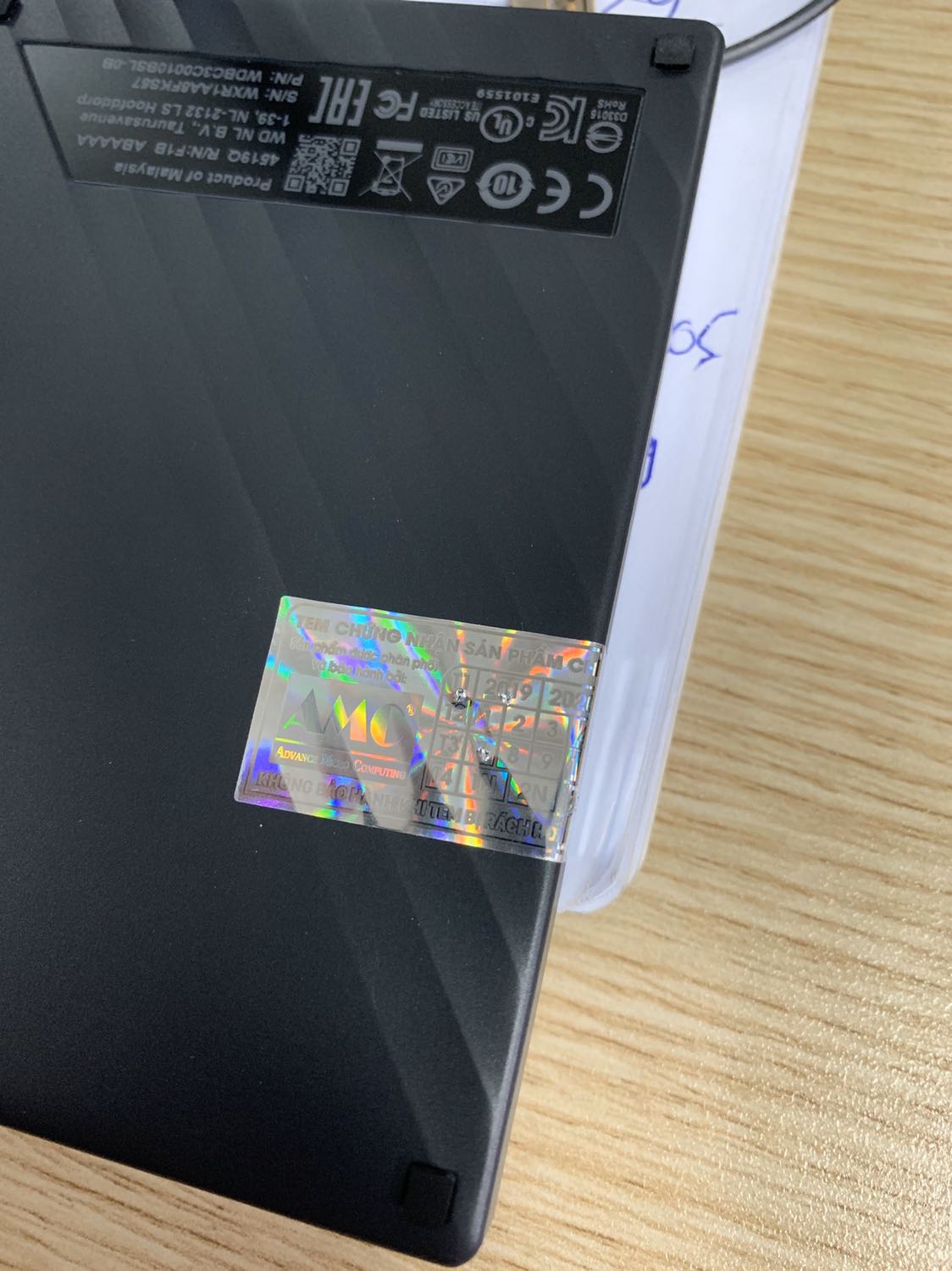 Tiki cho mình hỏi mình vừa nhận được sản phẩm 5 phút thì mình kiểm tra thấy tem sản phẩm có dấu hiệu bị đâm chọc rách nhỏ. Trên tem thì lại ghi KHÔNG BẢO HÀNH KHI TEM BỊ RÁCH, liệu trường hợp này mình nên sử lý thế nào vì rất 50/50 nếu sau này tem rách hoặc k hỗ trợ BH nếu tem bị đục thế này.