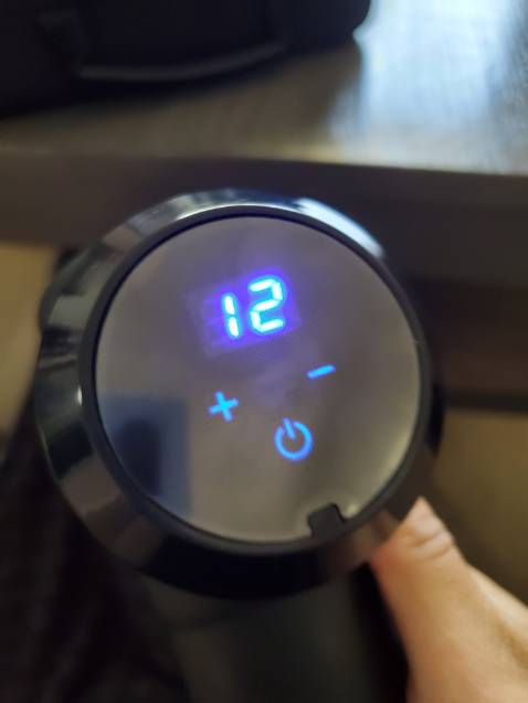 Mua máy massage về thì nhận kèm luôn một cô phục vụ luôn. Chiều nào thấy mình đi làm về là con gái cầm máy đấm lưng bố luôn. Chất lượng máy rất tốt đấm đều, mạnh và không ồn êm ru,  chất lượng "nhân viên con" càng tuyệt vời phục vụ rất ân cần, nhiệt tình. Có cái túi đựng nên con gái suốt ngày xách ra xách vào đòi "đấm bố" thôi nhưng cái này bố thích !