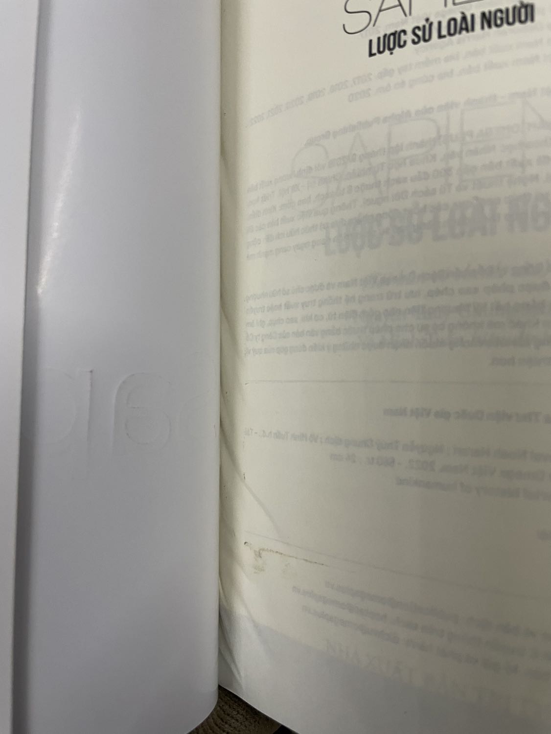 Mình mua 2 cuốn cùng 1 cửa hàng nhưng 2 lần nhận sách khác nhau. Giá bìa khác nhau.
Cuốn đầu tiên (giá  bìa 299k, giá bán 211k - rất tốt)
Nhưng cuốn thứ 2 (giá bìa 239k, giá bán 208k - thì đóng gáy rất tệ - xem hình đính kèm)
Mình xem kỹ thì sách được in ở 2 Công ty In khác nhau.
Thật tiếc là mình mua cuốn thứ 2 để đi tặng mà lại nhận được 1 cuốn sách kém chất lượng

Mình xem kỹ thì già