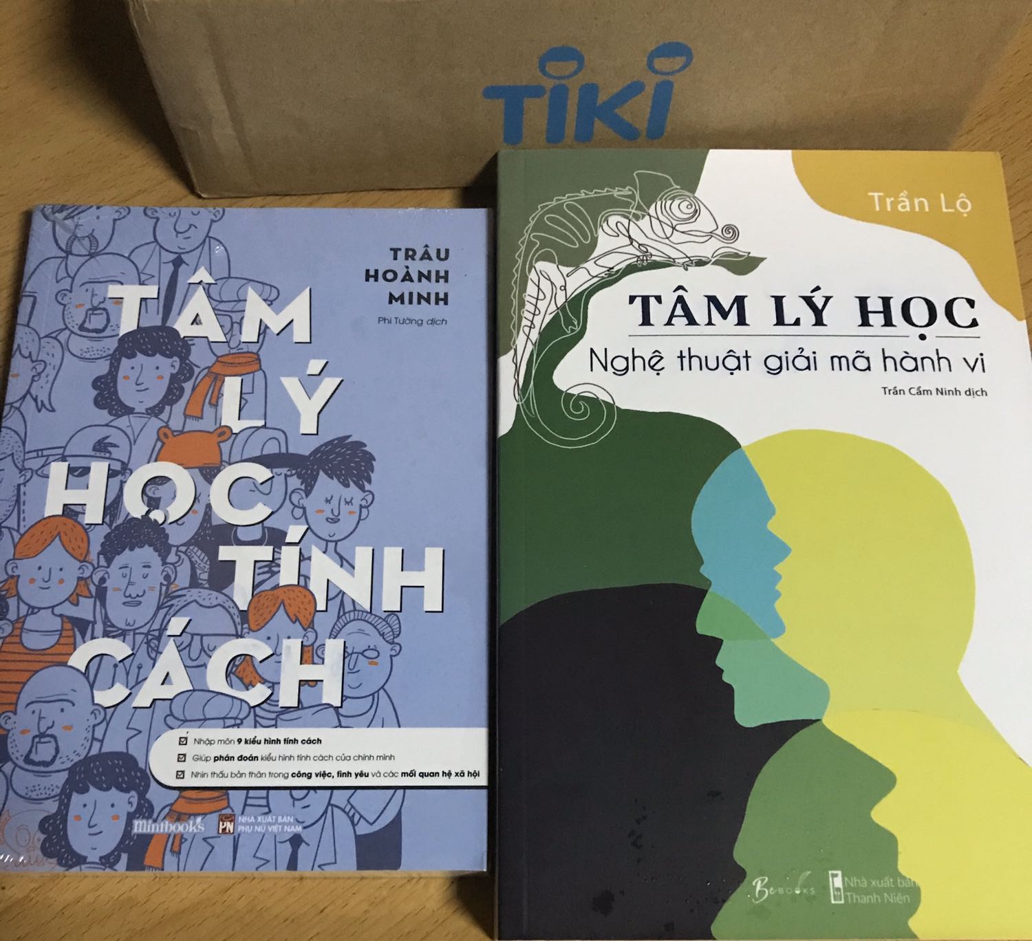 - Giao hàng rất nhanh, trong vòng 24 tiếng mình đã nhận được hàng rồi. Anh shipper tận tình, thân thiện. 
- Cuốn sách giới thiệu sơ lược, tìm hiểu cơ bản về tính cách con người, là nền tảng để sau này mình nghiên cứu sâu hơn về tính cách bản thân mình cũng như người xung quanh mình
- Cuối cuốn sách có kèm bài kiểm tra tính cách nhỏ. Phần này khá hữu ích với mình, ban đầu mình nghĩ mình thuộc về 1 tính cách thôi. Sau khi làm bài kiểm tra thì mình nhận ra mình có thêm vài tính cách đi kèm nữa
- Cảm ơn Tiki, cũng như cảm ơn các bạn đã review cuốn sách này trước đây để mình quyết định mua được cuốn sách này