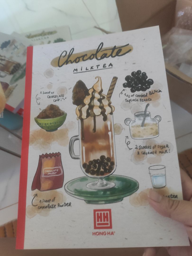 Vở đẹp dày dặn, chắc chắn. Mình tưởng 5 quyển thì sẽ có 2 kiểu bìa, nhưng hoá ra chỉ có 1 kiểu hơi buồn. Độ trắng trên 90% này tại mình hk biết kiểm tra, thích màu hơi ngả vàng hơn, không bị đau mắt. Các bạn lưu ý kiểm tra độ trắng của giấy trước ra. Tất cả đều ổn trừ việc mình không kiểm tra độ trắng của giấy.