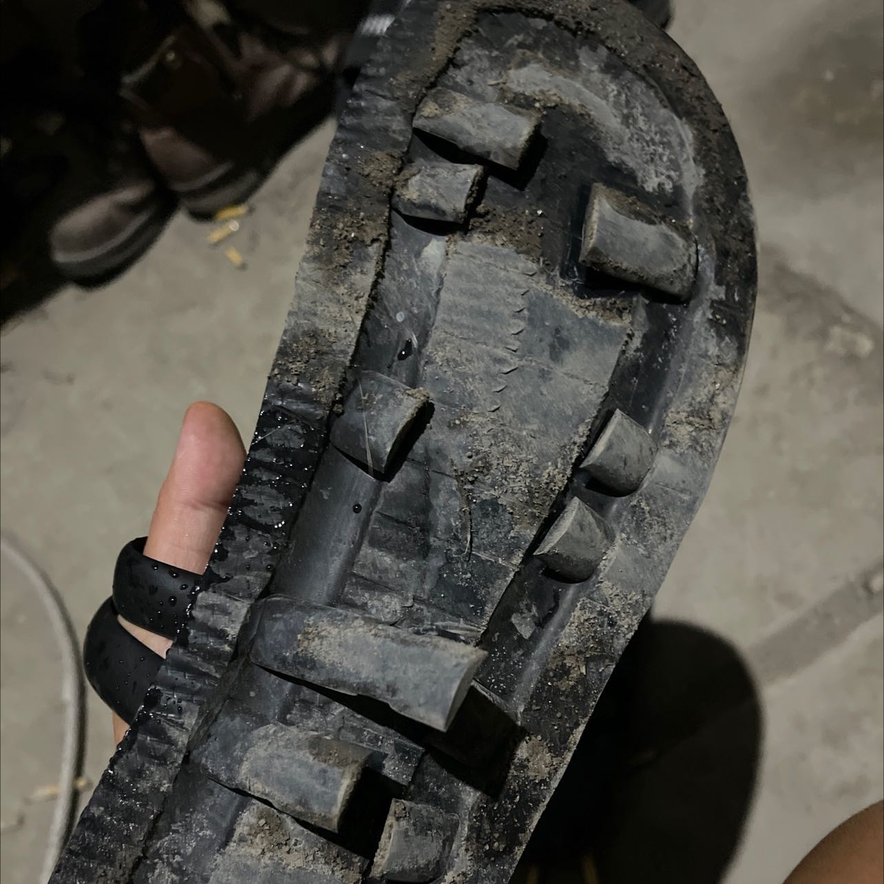 Ưu điểm: Phía trên thiết kế đẹp, hài hoà tuy nhiên phần dây thiết kế rộng quá, nên siết lại (mình tự siết lại thấy phần dưới hở nhiều quá, đi lại cảm giác bị cộm)