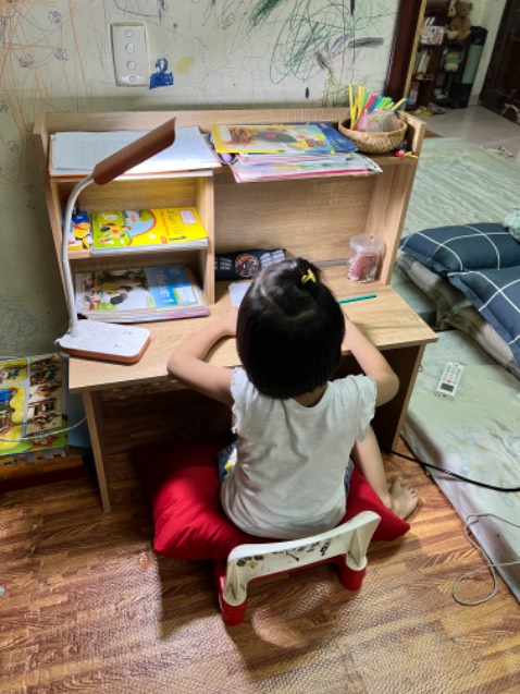 Chất liệu tốt, giao hàng nhanh, đóng gói ổn. Bàn nhỏ, gọn gàng, phù hợp không gian phòng bé hoặc cho trẻ con dùng. Nên bán thêm ghế vì các loại ghế có sẵn thường cao hoặc thấp quá. Chỉ để 4 sao vì tờ hướng dẫn sơ sài. May trên youtube có video. Hì hục nửa tiếng cũng lắp xong.