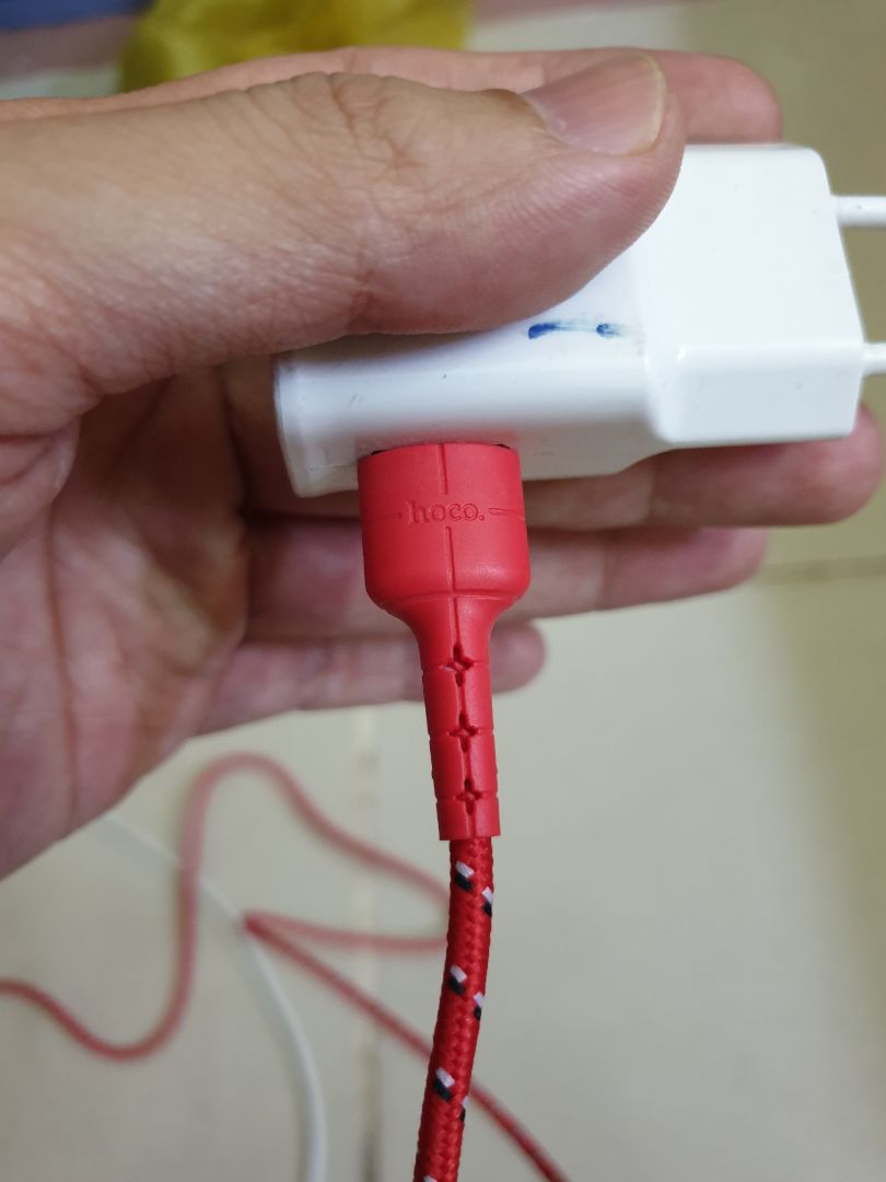 Tốc độ sạc thì fast charging Samsung, nhưng mà chất lượng nhựa nhìn thấy ọp ẹp quá. Có đèn báo hiệu khi cắm sạc.